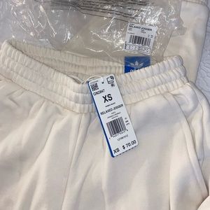 adidas Originals non-dye relaxed fit cuffed
logo sweatpants